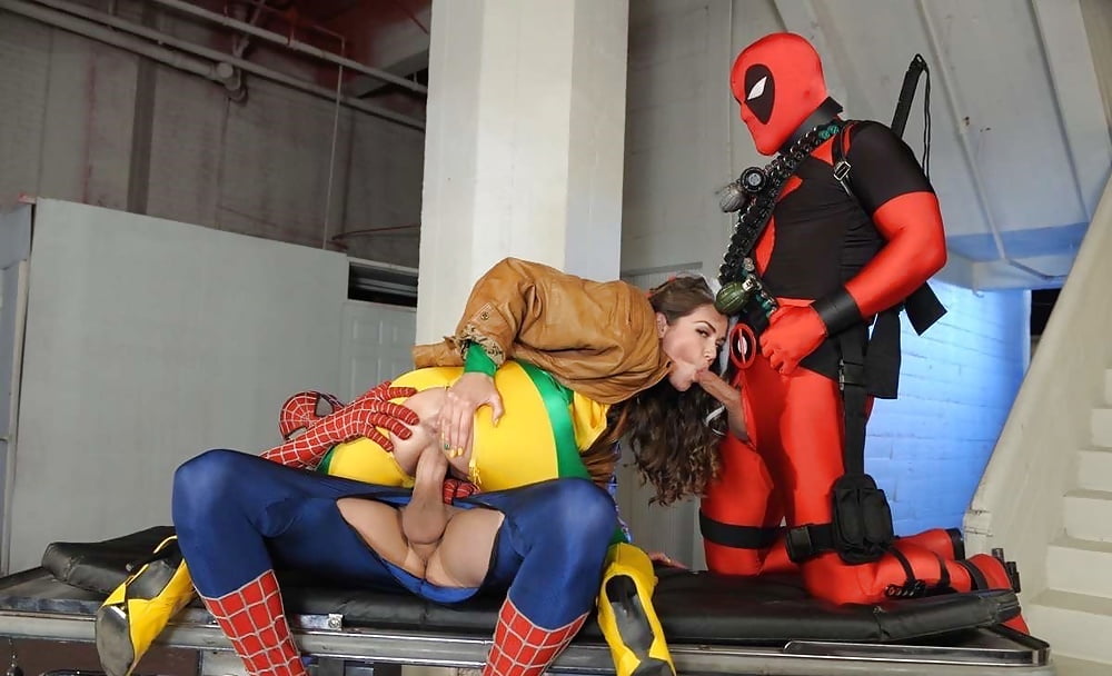 Массовая ебля супергероев в сексуальных фетиш костюмах под музыку 